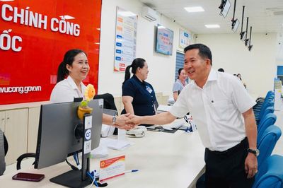 Ông Đinh Văn Nơi trao 100 triệu đồng cổ vũ cán bộ 'làm việc ngày, đêm'