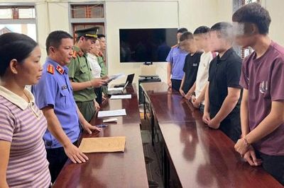 Mang kiếm, gậy đinh ba đi tìm người để đánh, 8 đối tượng bị khởi tố