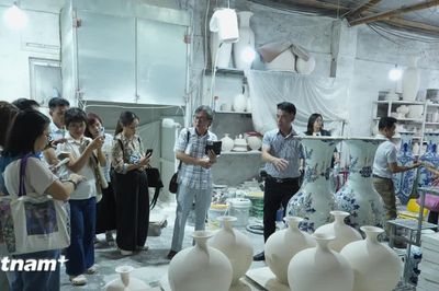 Gắn truyền thống với sáng tạo để phát triển bền vững làng gốm Kim Lan