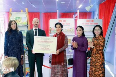 Phu nhân Tổng Bí thư, Chủ tịch nước cùng Hoàng hậu Đan Mạch trao tặng 'Tủ sách Việt Nam' cho thư viện tại Copenhagen