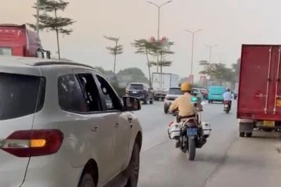 Cảnh sát mở đường đưa công nhân dập chân ở cầu Đuống đi cấp cứu