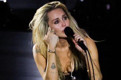 Miley Cyrus nổi giận vì bị chê hát thiếu tâm huyết