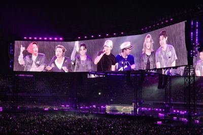 BTS giảm 12 màn hình LED xuống còn 4 tại Nam Mỹ, người hâm mộ đồng loạt phản đối