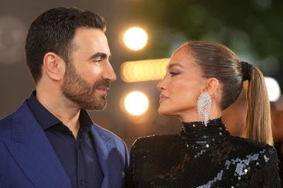 Jennifer Lopez và Brett Goldstein hẹn hò nhưng 'chưa quá nghiêm túc'