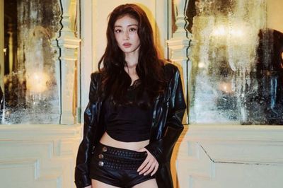 Jihyo (TWICE) gây sốt với màn nhảy gợi cảm giữa đường phố Paris