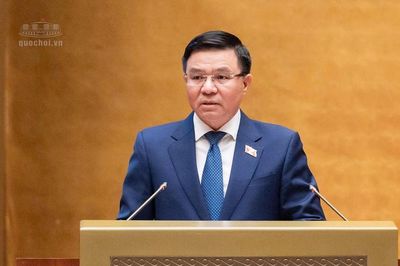 Bộ trưởng Lê Mạnh Hùng trình bày tờ trình về sửa đổi, bổ sung một số điều của 4 luật lĩnh vực Công Thương