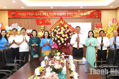 Phó Bí thư Tỉnh ủy Trịnh Tuấn Sinh chúc mừng Hội Liên hiệp Phụ nữ tỉnh nhân Ngày Phụ nữ Việt Nam 20/10