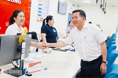 Bí thư đặc khu Phú Quốc Đinh Văn Nơi hỗ trợ 100 triệu đồng động viên cán bộ xử lý hồ sơ đất đai