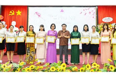 Tuyên dương 12 nữ cán bộ, nhân viên đạt danh hiệu “Phụ nữ hai giỏi”