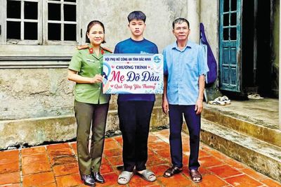 Ấm áp vòng tay “mẹ đỡ đầu”, “anh nuôi” công an