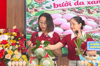 Phụ nữ Thăng Điền livestream giới thiệu, quảng bá 24 sản phẩm