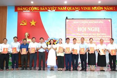 Đảng ủy phường Hoài Nhơn Đông công bố các quyết định giải thể, thành lập tổ chức đảng trực thuộc