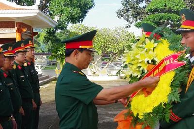 Sư đoàn 2 dâng hương tưởng niệm các anh hùng liệt sĩ nhân ngày truyền thống