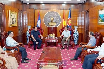 Đồng chí Phó Bí thư Tỉnh ủy, Chủ tịch Ủy ban MTTQ Việt Nam tỉnh Sơn La chào xã giao Tổng lãnh sự quán Việt Nam tại Luông Pha Bang