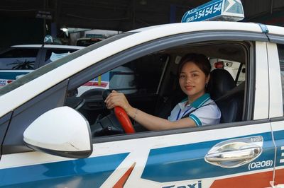 Những bóng hồng phía sau tay lái