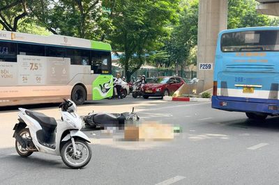 Hà Nội: Ngã ra đường sau va chạm, cô gái bị xe buýt cán tử vong trên đường Xuân Thủy