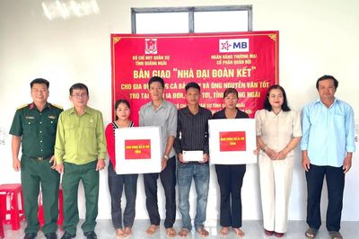 Bàn giao nhà 'Đại đoàn kết' cho các hộ nghèo ở xã biên giới Quảng Ngãi