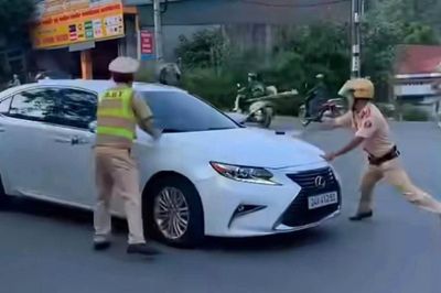 Lào Cai: Nữ tài xế khóa cửa ô tô Lexus, tăng ga bỏ chạy khi CSGT dừng xe kiểm tra