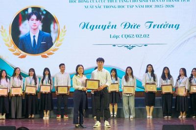 Cục Thuế, Cục Hải quan trao học bổng cho sinh viên xuất sắc Khoa Thuế và Hải quan