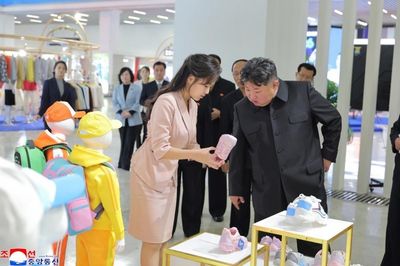 Ông Kim Jong Un cùng con gái tham quan triển lãm may mặc và giày dép