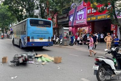 Va chạm xe máy, cô gái ngã ra đường bị xe buýt cán tử vong