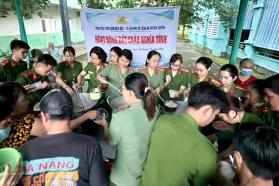 Ý nghĩa chương trình 'Bát cháo nghĩa tình' trong Ngày Phụ nữ Việt Nam