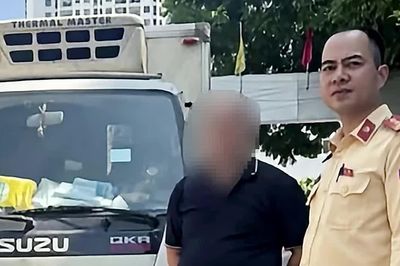 Đi vào làn khẩn cấp, xe tải không nhường đường cho xe ưu tiên