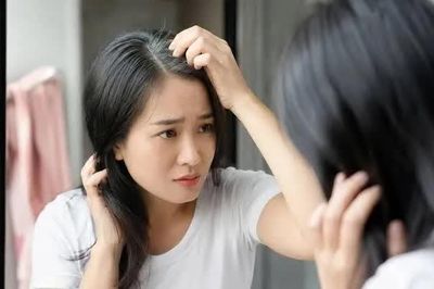 Tóc bạc sớm không chỉ do tuổi tác, 5 thói quen sai lầm nên thay đổi ngay