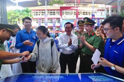 Nhà trường, Công an và cộng đồng cùng bước vào không gian số