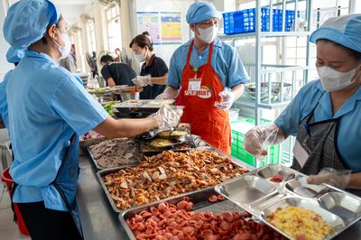 Bữa ăn học đường: Minh bạch để bảo đảm an toàn cho học sinh