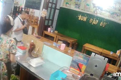 Du khách Nga xúc động chảy nước mắt khi nhận quà từ chủ quán Việt lúc nửa đêm
