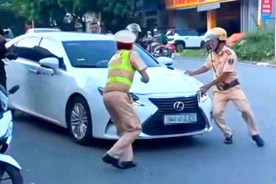 Nữ tài xế chốt cửa ô tô, tăng ga bỏ chạy khi bị CSGT dừng xe