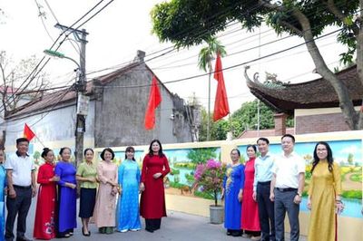 Phụ nữ xã Phù Đổng gắn biển các công trình thi đua Sáng -Xanh -Sạch-Đẹp