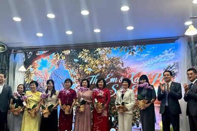 Tôn vinh những nữ 'chiến sĩ áo trắng'