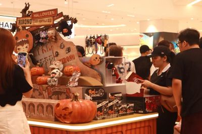Sắc màu Halloween đã 'phủ sóng' khắp các cửa hàng đồ chơi, quà tặng ở Hà Nội