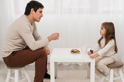 4 cách nuôi dạy con khiến cha mẹ về già dễ cô đơn