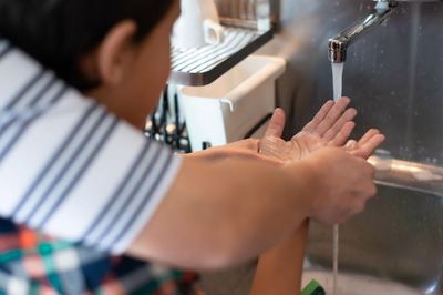 Rèn thói quen rửa tay cho trẻ khi ở trường giúp phòng ngừa dịch bệnh