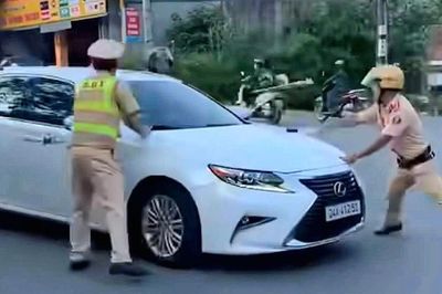 CSGT dừng xe vì chạy quá tốc độ, tài xế ô tô tăng ga bỏ chạy