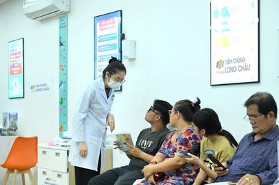 Cúm A vào mùa dịch: Những đối tượng nào dễ biến chứng nặng, có cần tiêm nhắc lại vaccine không?