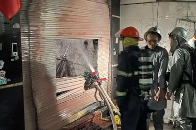 Cháy nhà 5 tầng ở Hà Nội, cảnh sát kịp thời giải cứu 3 người mắc kẹt