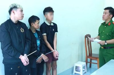 Nhanh chóng bắt nhóm đối tượng liên tiếp đập kính nhiều xe ô tô tại Nghệ An