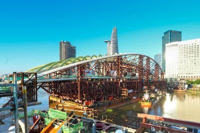 Cầu đi bộ qua sông Sài Gòn hợp long thành công sau 8 giờ thi công