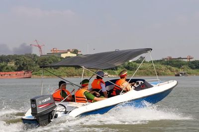 Tuyên truyền, vận động người dân vạn chài từ bỏ đánh bắt thủy sản bằng kích điện