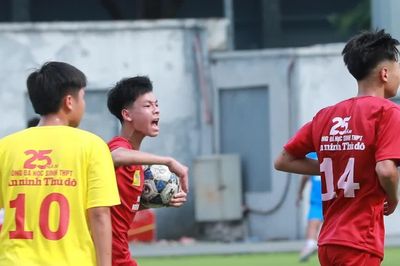Cầu thủ trường Ngô Gia Tự - Hà Đông không bỏ cuộc đến những giây phút cuối cùng