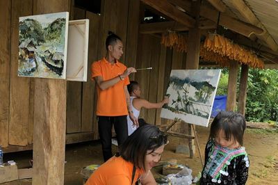 'Kết nối nghệ thuật'- quy tụ nhiều thế hệ nghệ sĩ trong không gian triển lãm