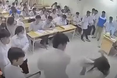 Khi nắm đấm xuất hiện trên bục giảng