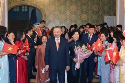 [Ảnh] Tổng Bí thư, Chủ tịch nước và Phu nhân gặp cộng đồng người Việt Nam tại Đan Mạch, Iceland và Nam Thụy Điển