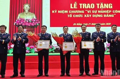 Vùng Cảnh sát biển 2 tặng Kỷ niệm chương 'Vì sự nghiệp công tác tổ chức xây dựng Đảng'