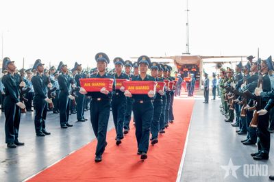 Trang trọng lễ dâng hương, vận chuyển, bàn giao mẫu sinh phẩm hài cốt liệt sĩ tại sân bay Gia Lâm