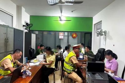 Cảnh sát giao thông Đà Nẵng phạt 6 người ngồi giữa đường trên đèo Hải Vân gây cản trở giao thông